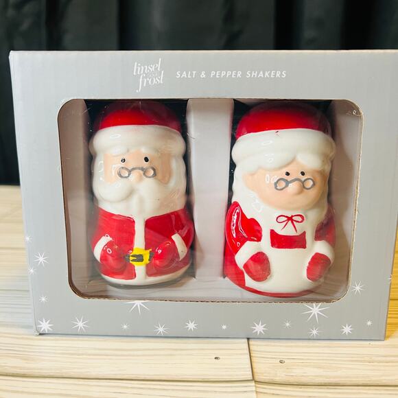 Santa And Mrs Clause Salt And Pepper Shaker - Picture 1 of 3